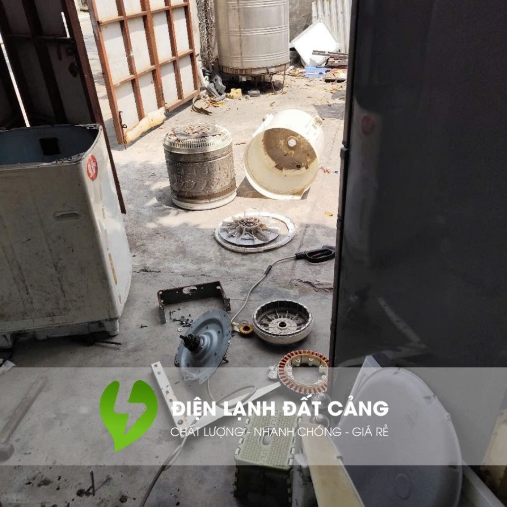 Trong quá trình sử dụng máy giặt Electrolux, nhiều gia đình tại Hải Phòng gặp phải lỗi E40 – một trong những mã lỗi thường gặp nhất, liên quan đến hệ thống khóa cửa an toàn